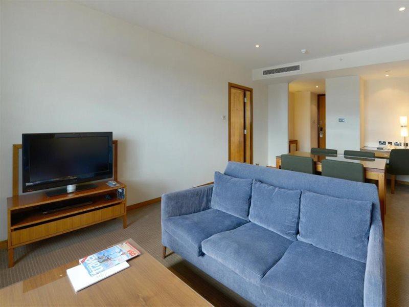 Canary Riverside Plaza Hotel Λονδίνο Εξωτερικό φωτογραφία A living room in a serviced apartment