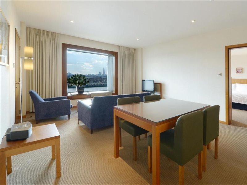 Canary Riverside Plaza Hotel Λονδίνο Εξωτερικό φωτογραφία A suite at the Hilton London Heathrow