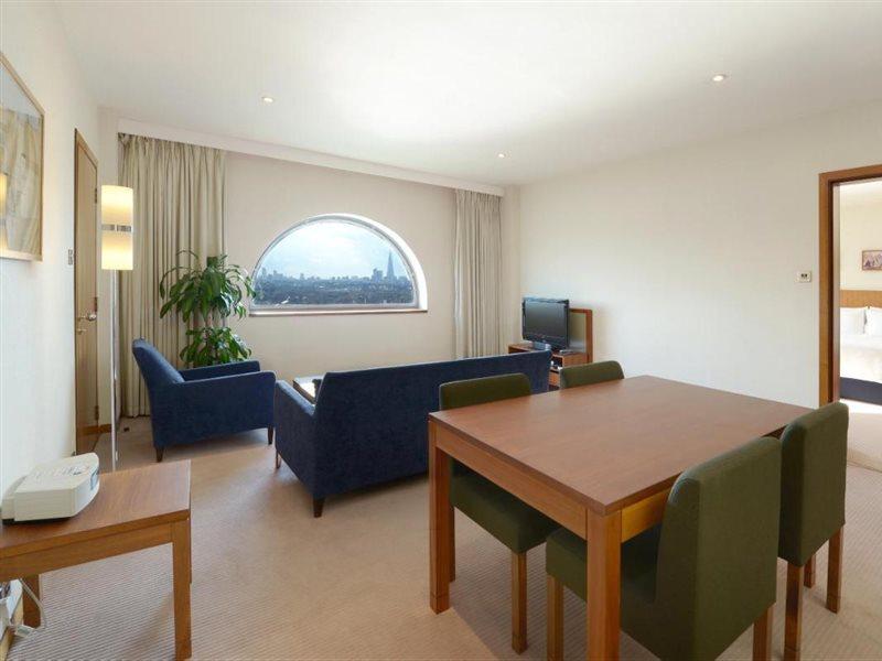 Canary Riverside Plaza Hotel Λονδίνο Εξωτερικό φωτογραφία A typical apartment