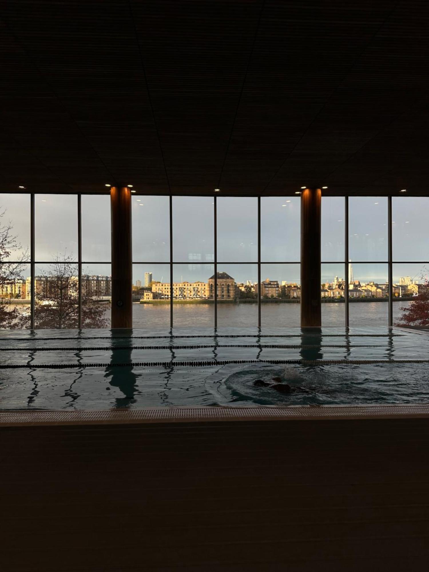Canary Riverside Plaza Hotel Λονδίνο Εξωτερικό φωτογραφία View from the pool
