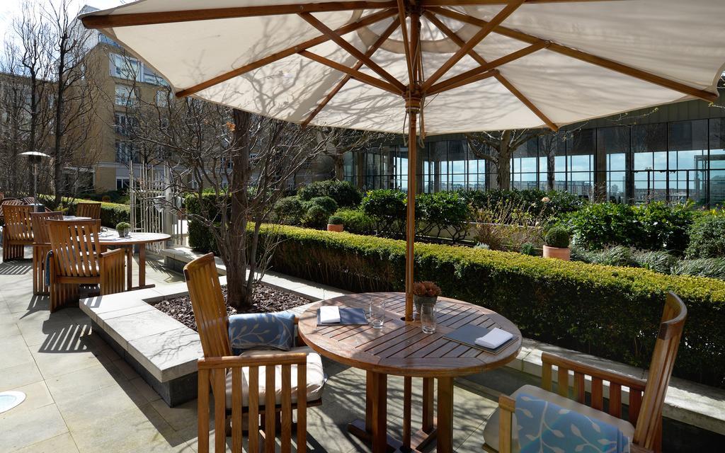 Canary Riverside Plaza Hotel Λονδίνο Εξωτερικό φωτογραφία The garden at the hotel