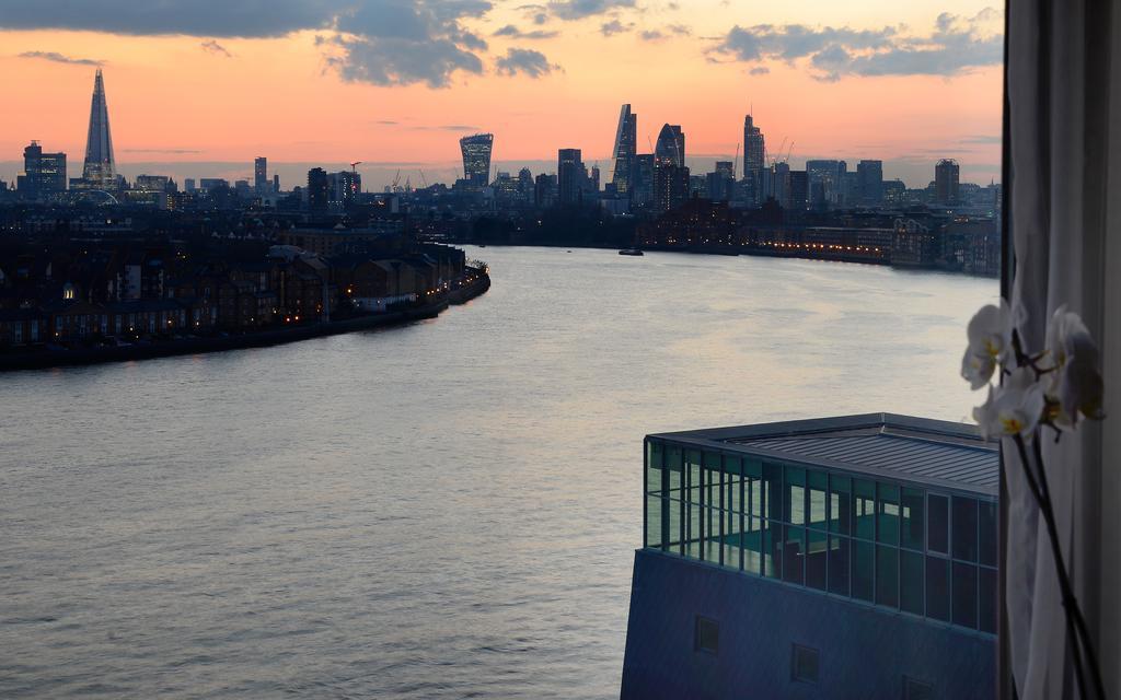 Canary Riverside Plaza Hotel Λονδίνο Εξωτερικό φωτογραφία View of the East River from a residential building in Long Island City