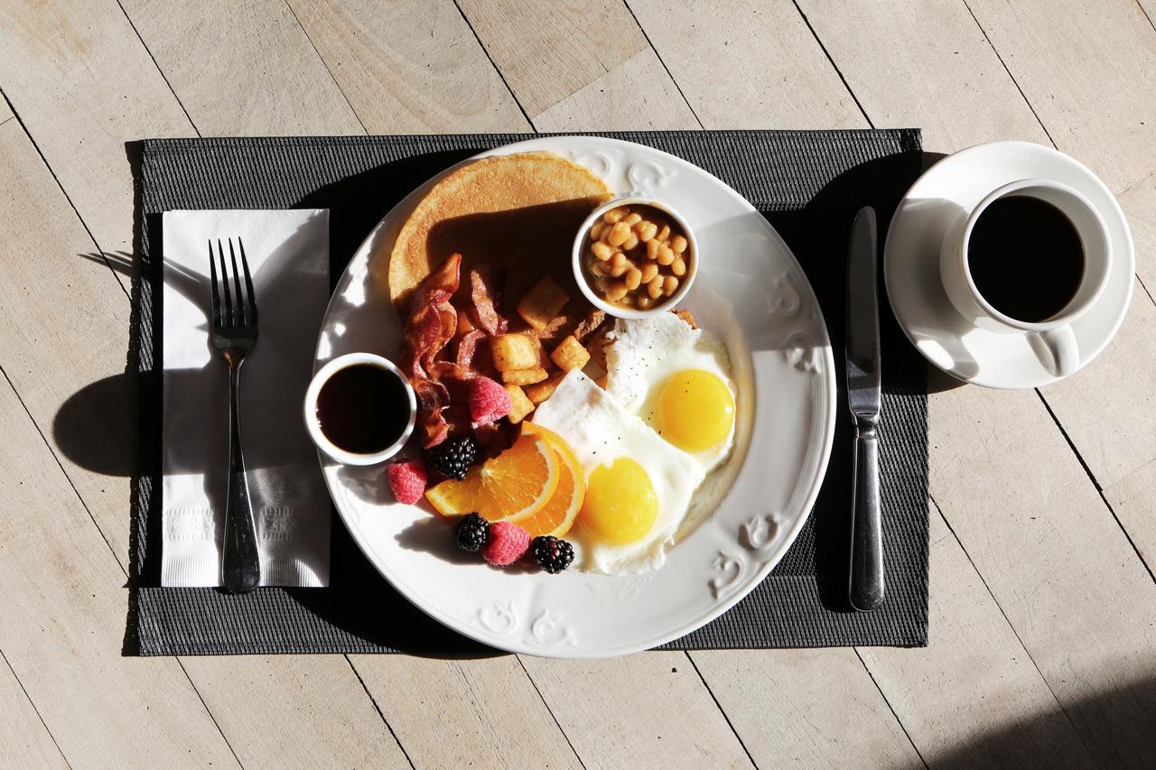 Canary Riverside Plaza Hotel Λονδίνο Εξωτερικό φωτογραφία A typical American breakfast