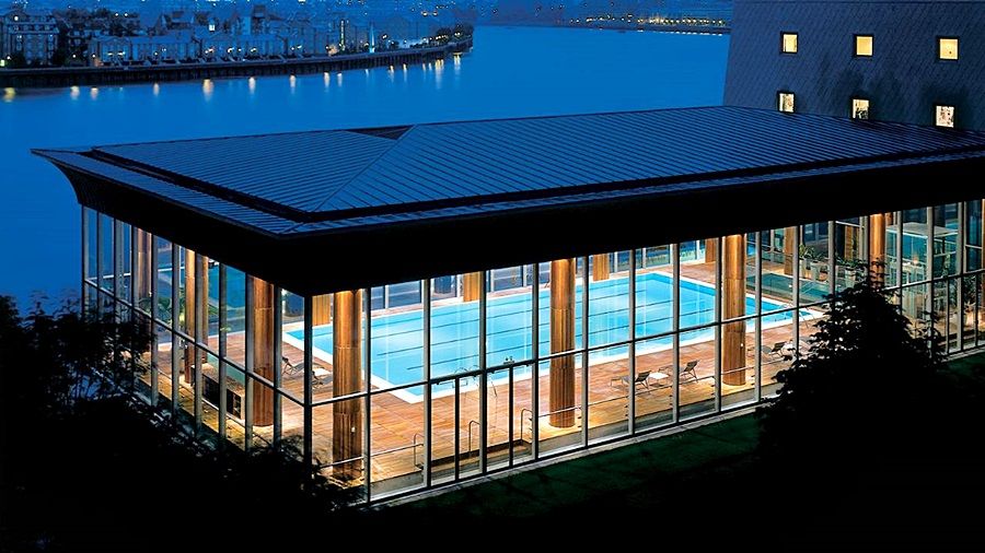 Canary Riverside Plaza Hotel Λονδίνο Εξωτερικό φωτογραφία The swimming pool at the hotel